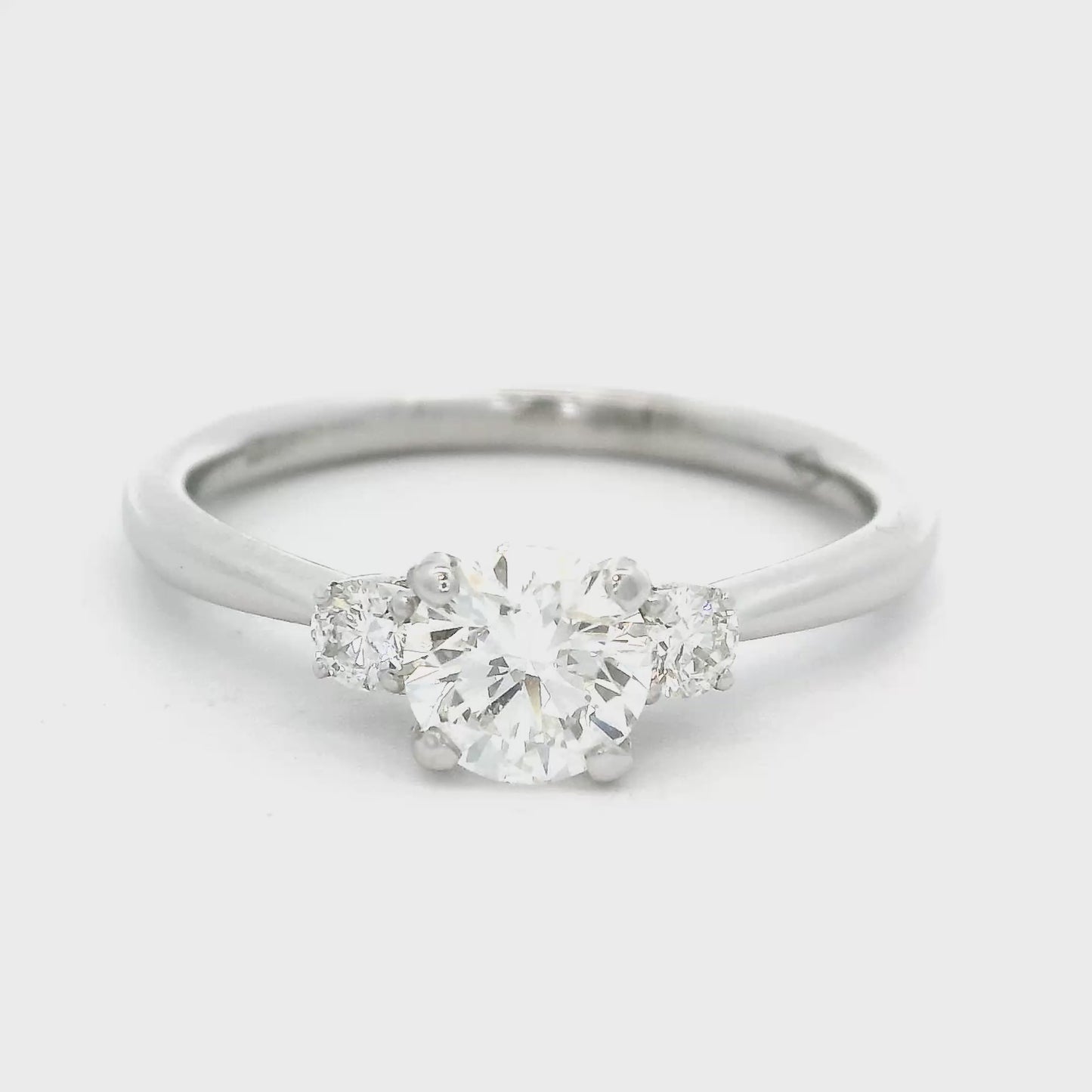 18 karaat witgouden trilogiering met 1 briljant geslepen diamant als middensteen van 0.60 crt en 2 briljant geslepen zijstenen met een totaalgewicht van 0.13 crt zetting: 5.5 mm x 10 mm