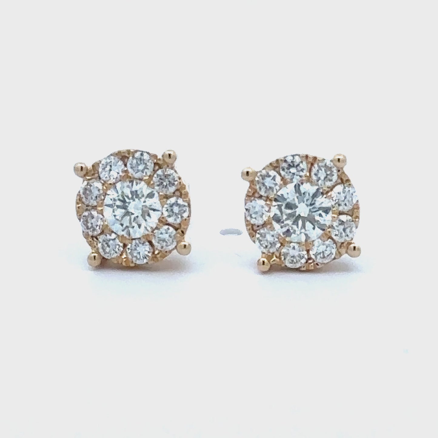 14 karaat geel gouden oorbellen bezet met 2 briljant geslepen diamanten met een totaalgewicht van 0.48 crt en 18 briljant geslepen diamanten met een totaalgewicht van 0.41 crt Kleur: Top Wesselton Kwaliteit: VS2 Ø:9.5 mm