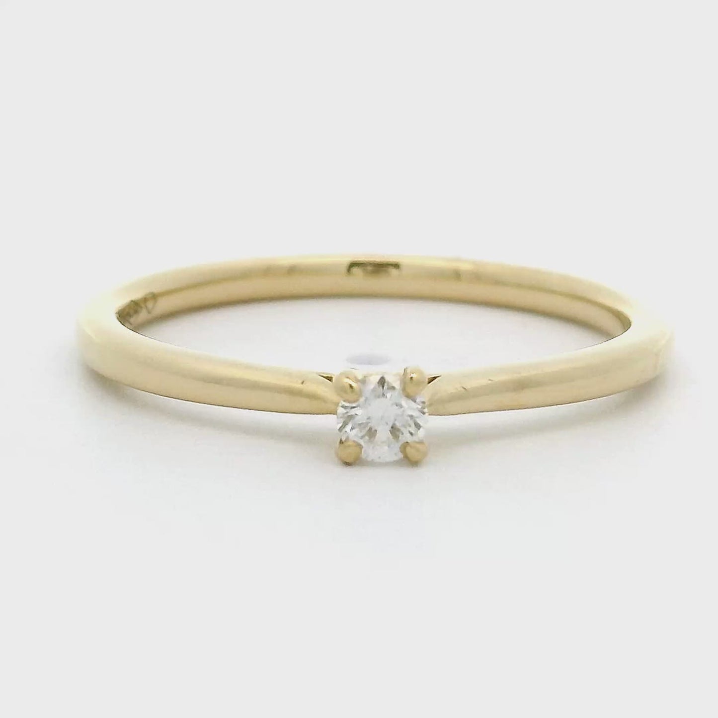 18 karaat geel gouden solitair ring met 4-poot zettng. Bezet met 1 briljnat geslepen diamant van 0.09 crt Kleur: F Zuiverheid: VVS1 Zetting: Ø 3 mm Model: R 10899