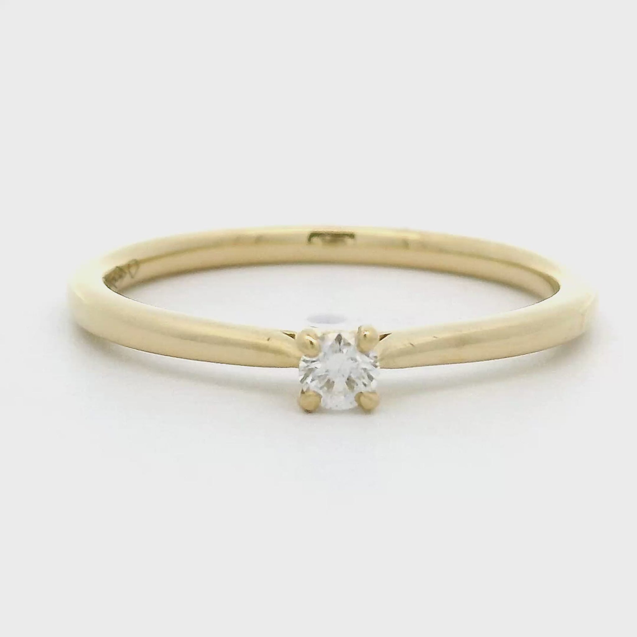 18 karaat geel gouden solitair ring met 4-poot zettng. Bezet met 1 briljnat geslepen diamant van 0.09 crt Kleur: F Zuiverheid: VVS1 Zetting: Ø 3 mm Model: R 10899
