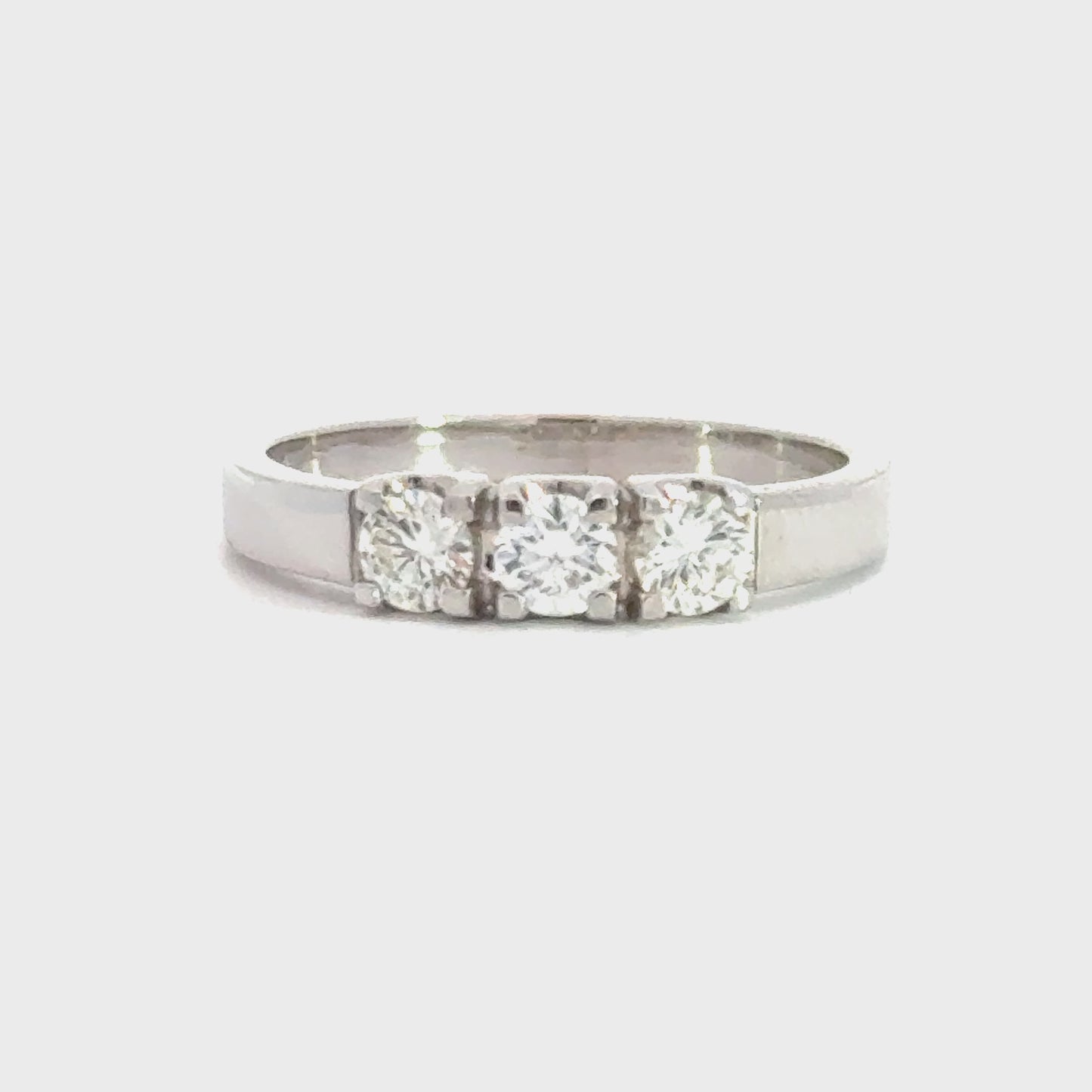 14 karaat wit gouden klassieke rijring van 2.9 gram en 2 tot 4 mm breed. Bezet met 3 briljant geslepen diamanten met een totaalgewicht van 0.50 crt. Kleur: Top Wesselton Kwaliteit: VS