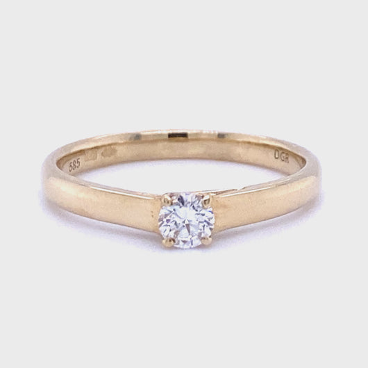 14 karaats geel gouden solitaire ring van 2.1 gram en 2.5 mm breed, bezet met 1 briljant geslepen diamant van 0.20 crt Kleur: G Kwaliteit: VS2 Zetting: Ø 3.7 mm