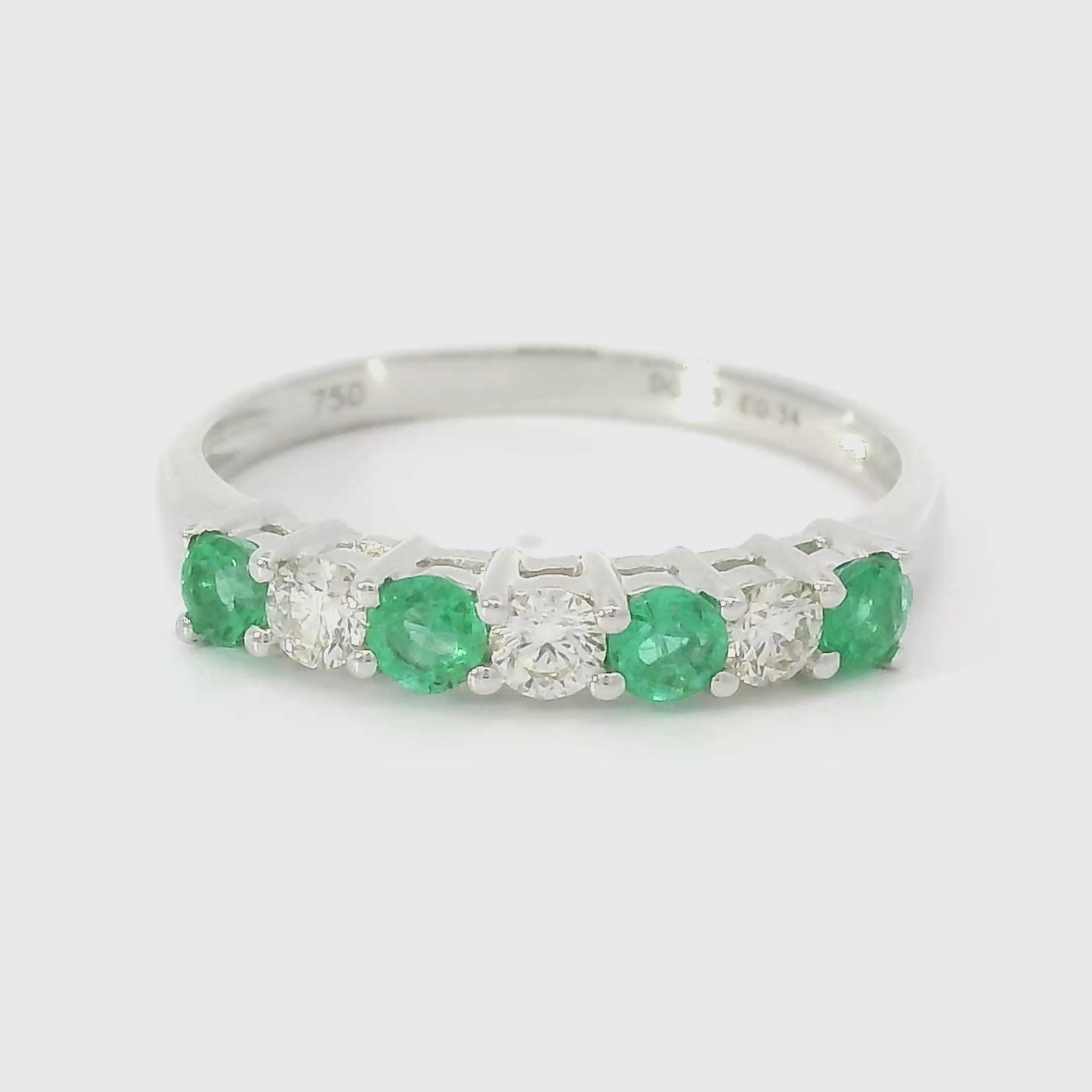 18 karaat witgouden rijring met diamanten en smaragden R10666