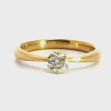 Cargar y reproducir el video en el visor de la galería, 18 karaat geel gouden traditionele soltair verlovingsring van 2.8 gram en 1 tot 3 mm breed. Bezet met 1 briljant geslepen diamant van 0.32 crt Kleur: H Kwaliteit: SI Zetting: Ø 5 mm
