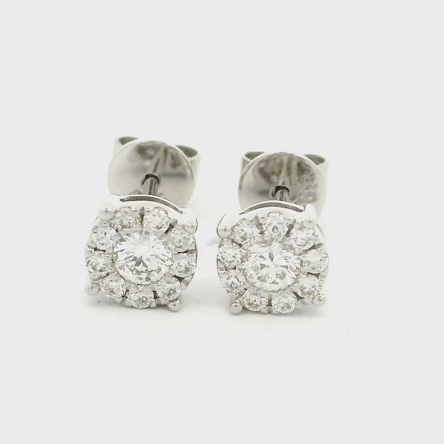 14 karaat witgouden rozet oorbellen met steker sluiting. Bezet met 2 briljant geslepen diamanten met een totaalgewicht van 0.10 crt en 18 kleinere briljant geslepen diamanten met een totaalgewicht van 0.15 crt Kleur: G Zuiverheid: VS2 Zetting: 5 mm Model: O 4458