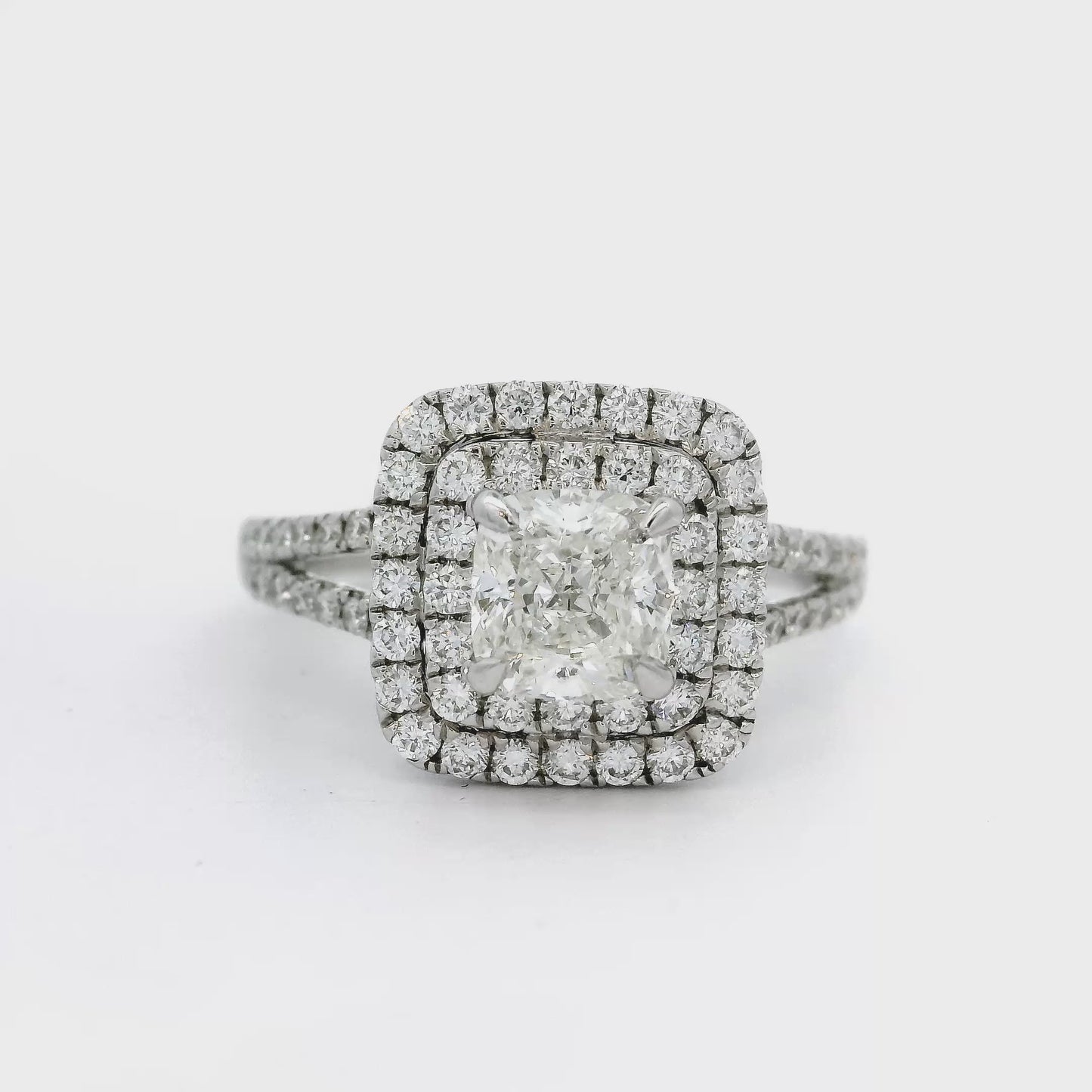 18 karaat exclusieve witgouden verlovingsring met dubbele halo en Cushion geslepen diamant van 0.92 crt. Met GIA Diamant certificaat