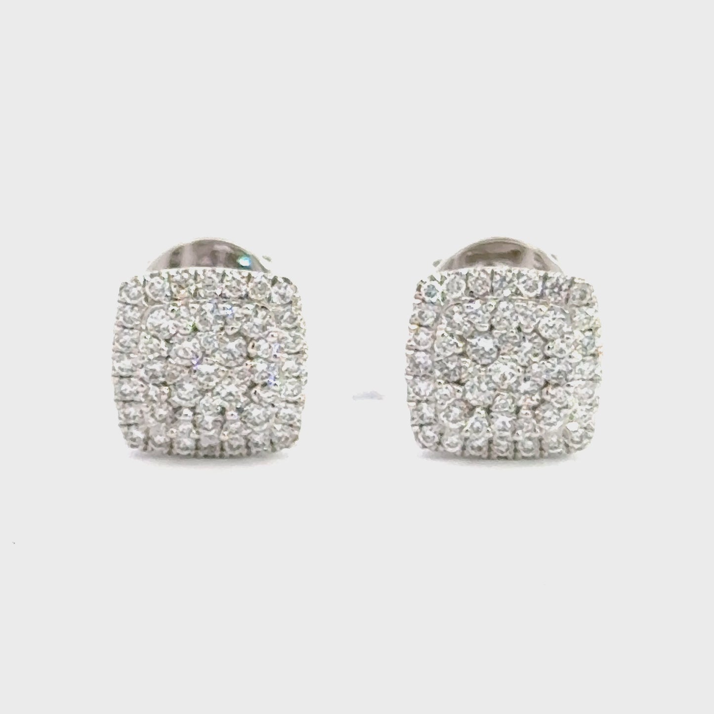 18 kt wit gouden vierkante rozet oorknoppen bezet met briljant geslepen diamanten met een totaalgewicht van 1.00 crt. Kleur: Top Wesselton Kwaliteit: VS 13 x 13 mm