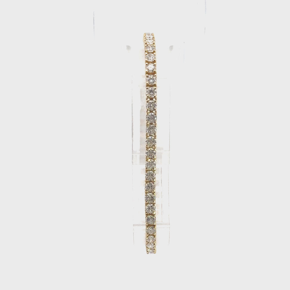 
                      
                        Laad en speel video in Galerijweergave, 14 karaat geel gouden tennisarmband van 10 gram. Bezet met 52 briljant geslepen diamanten met een totaalgewicht van 7.04 crt. Kleur: G Kwaliteit: SI1 Lengte: 19 cm Breedte: 4 mm Dikte: 3 mm
                      
                    