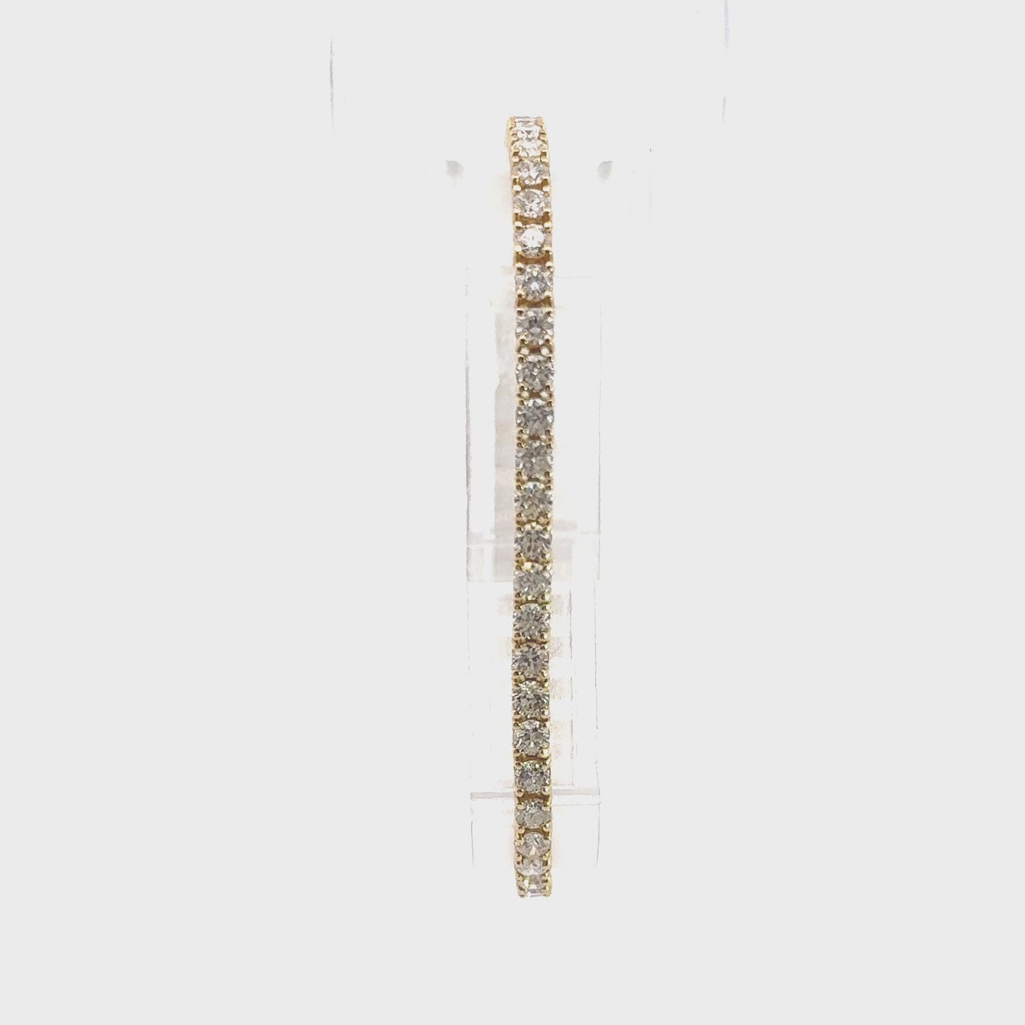 14 karaat geel gouden tennisarmband van 10 gram. Bezet met 52 briljant geslepen diamanten met een totaalgewicht van 7.04 crt. Kleur: G Kwaliteit: SI1 Lengte: 19 cm Breedte: 4 mm Dikte: 3 mm
