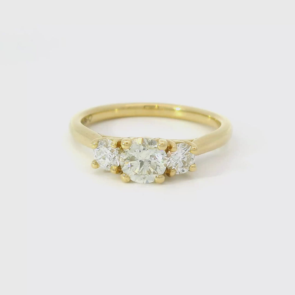 
                      
                        Load and play video in Gallery viewer, 18 karaat geel gouden trilogie ring van 3.1 gram. en 1 tot 2 mm breed. Bezet met 1 briljant geslepen diamant van 0.50 crt Kleur: H Kwaliteit: SI2 en 2 briljant geslepen diamanten met een totaalgewicht van : 0.30 crt Kleur: Top Wesselton Kwaliteit: VS Model: R 10572
                      
                    