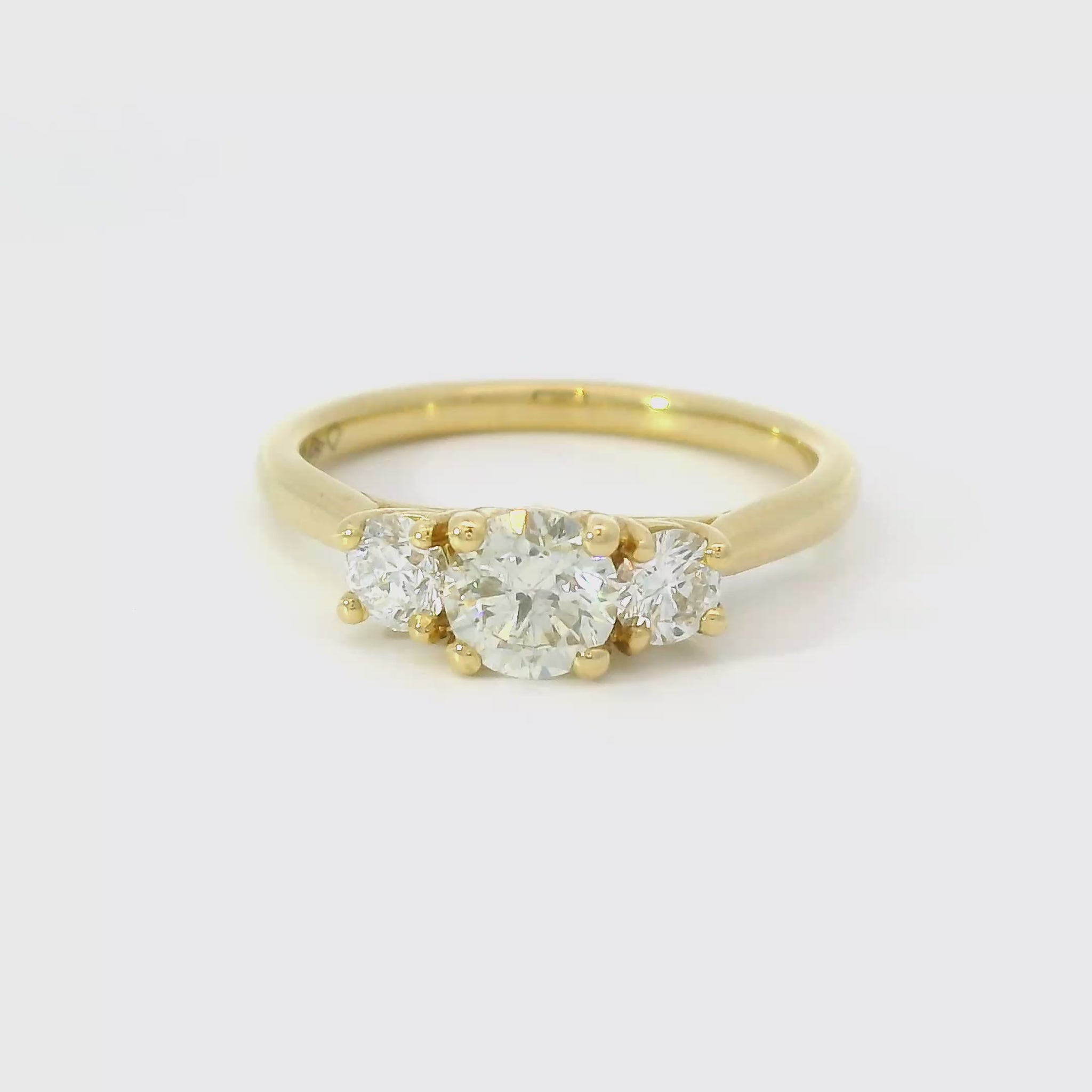 18 karaat geel gouden trilogie ring van 3.1 gram. en 1 tot 2 mm breed. Bezet met 1 briljant geslepen diamant van 0.50 crt Kleur: H Kwaliteit: SI2 en 2 briljant geslepen diamanten met een totaalgewicht van : 0.30 crt Kleur: Top Wesselton Kwaliteit: VS Model: R 10572