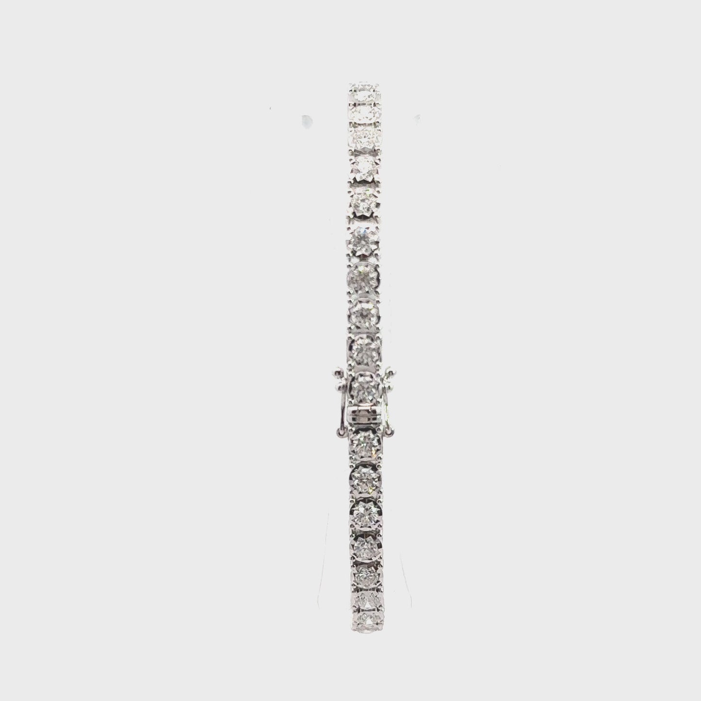 Tennisarmband vna 18 karaat wit goud bezet met 43 briljant geslepen diamanten met een totaalgewicht van 3.42 crt. Kleur: G Kwaliteit: VS2 Lengte: 18 cm Breedte: 0.4 cm Dikte: 0.3 cm Model: A 705