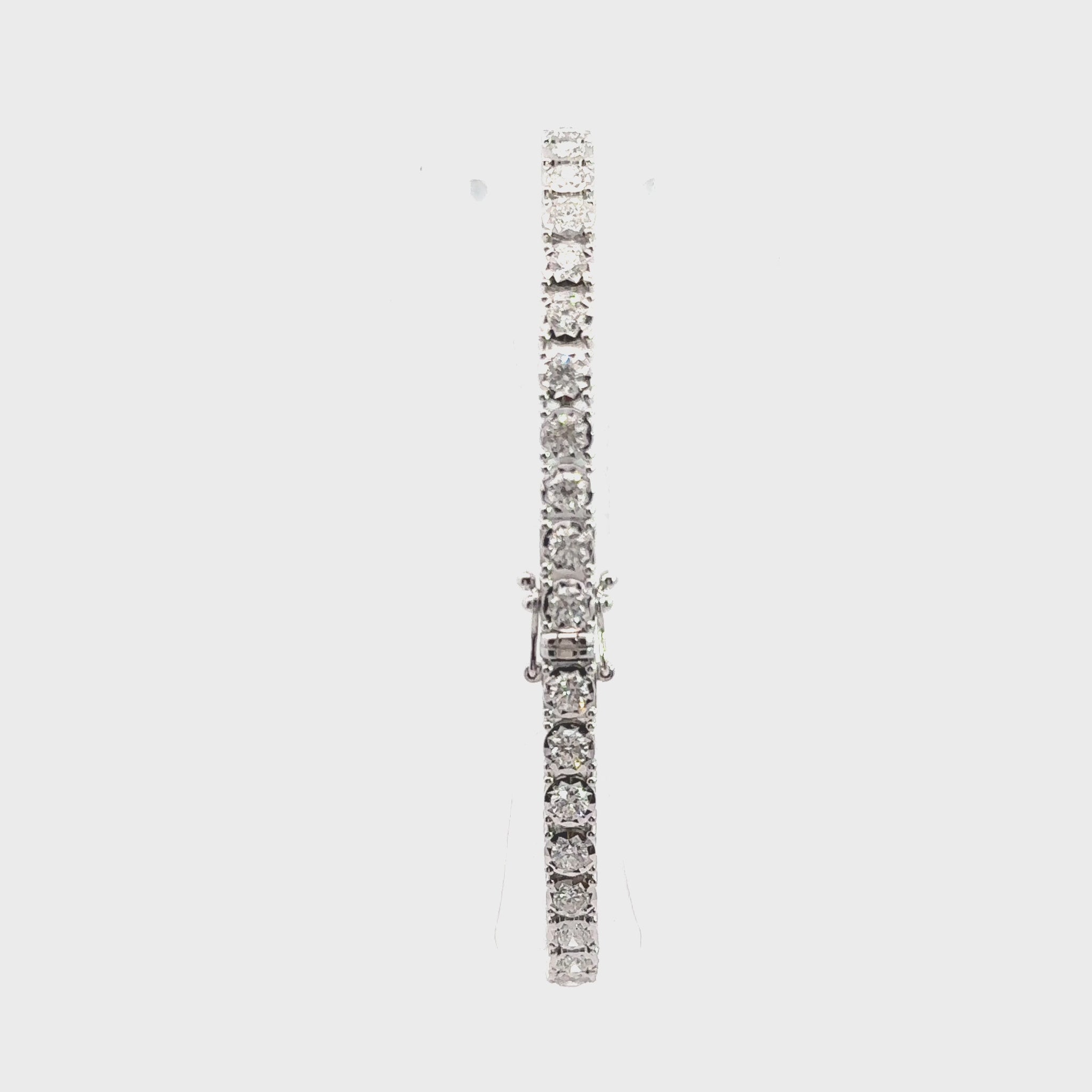 Tennisarmband vna 18 karaat wit goud bezet met 43 briljant geslepen diamanten met een totaalgewicht van 3.42 crt. Kleur: G Kwaliteit: VS2 Lengte: 18 cm Breedte: 0.4 cm Dikte: 0.3 cm Model: A 705