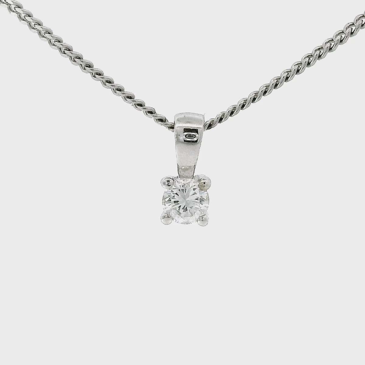 18 karaat witgouden solitair hanger met 4-poots zetting. Bezet met 1 briljant geslepen diamant van 0.10 crt Kleur:G Zuiverheid: VVS2 Hanger: 7x3 mm.