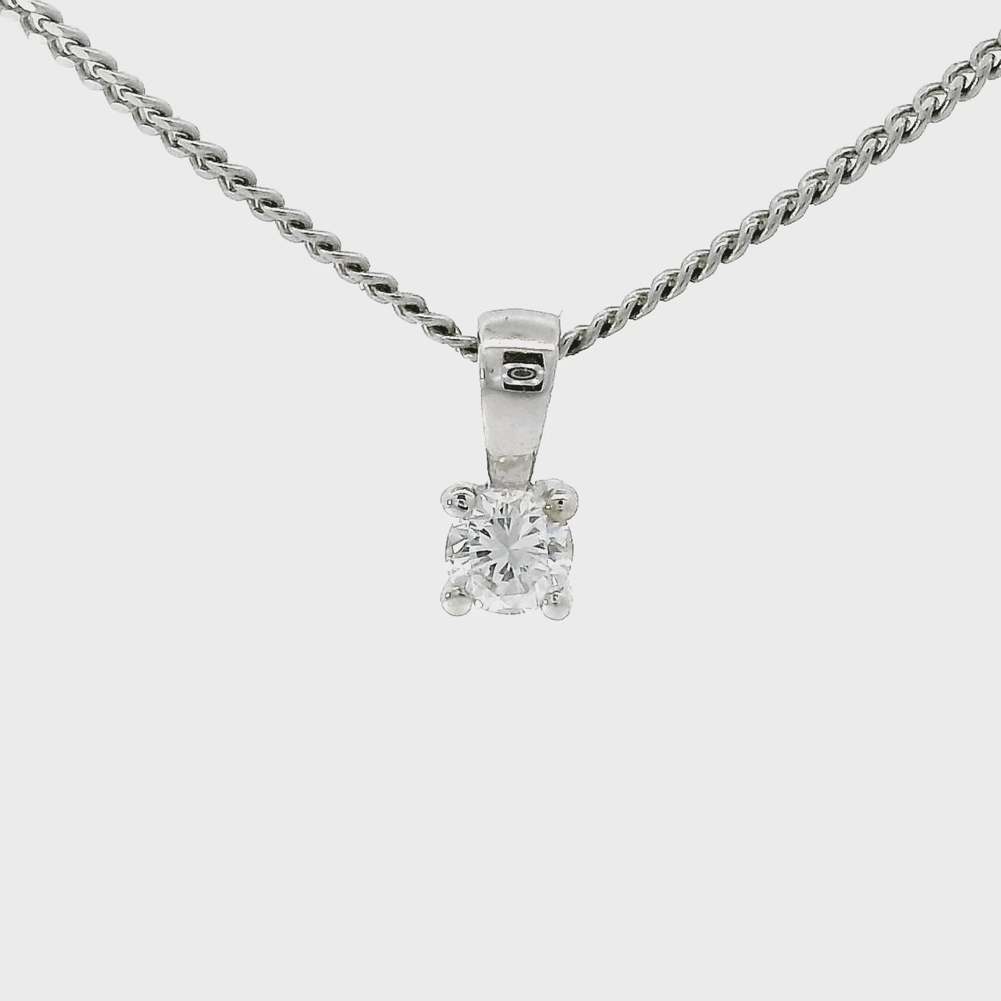 18 karaat witgouden solitair hanger met 4-poots zetting. Bezet met 1 briljant geslepen diamant van 0.10 crt Kleur:G Zuiverheid: VVS2 Hanger: 7x3 mm.