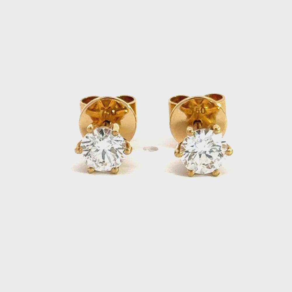 
                      
                        Laad en speel video in Galerijweergave, 18 karaat geel gouden oorknoppen van 1.58 gram. Bezet met 2 briljant geslepen diamanten met een totaalgewicht van 0.80 crt Kleur: F Kwaliteit: SI1 Zetting: Ø 5.9mm
                      
                    