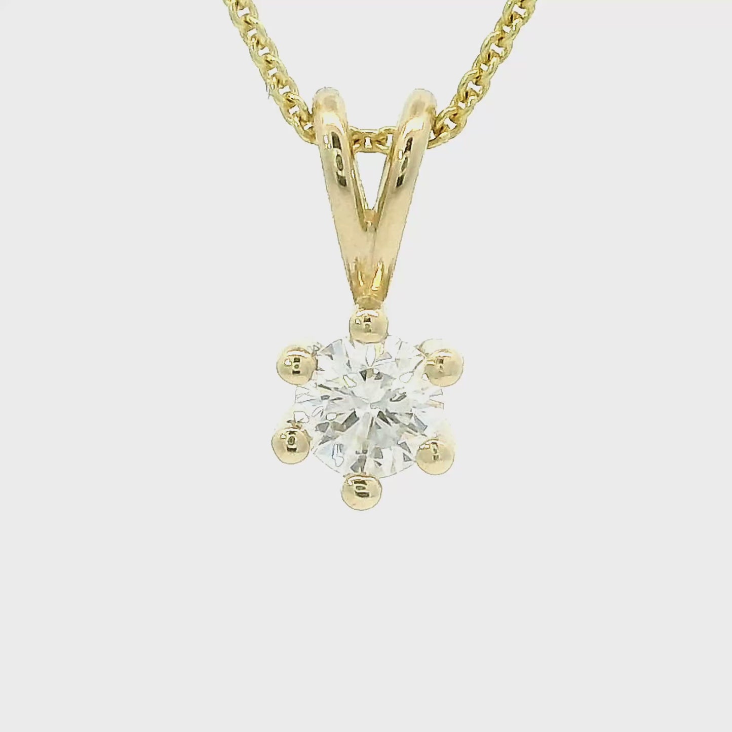14 karaat geelgouden solitair hanger met 6 poot zetting en V-vormig hang oog. Bezet met 1 briljant geslepen diamant van 0.15 crt Kleur: G Zuiverheid: VS1 Hanger: 9 x 4 mm Zetting: Ø 4 mm