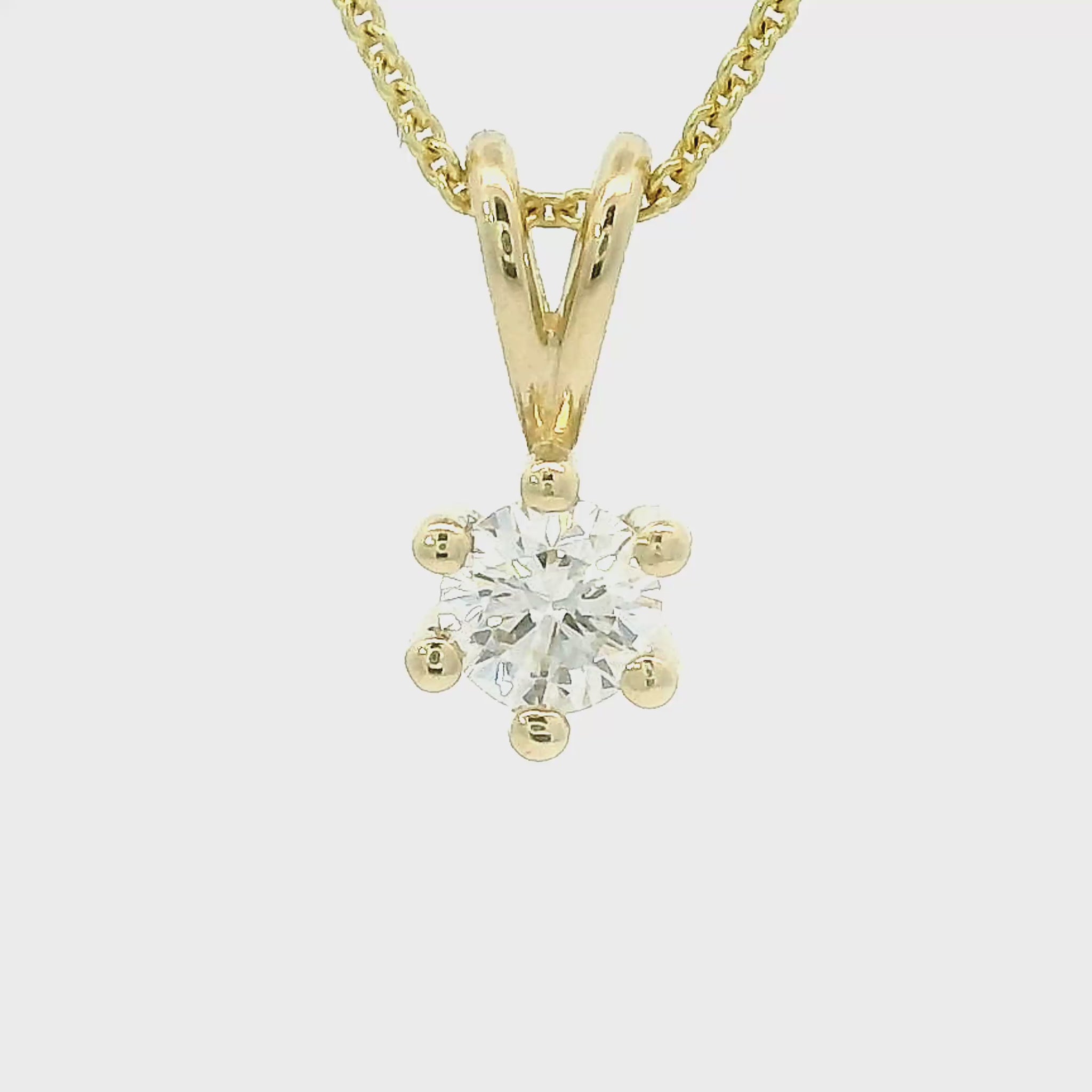 14 karaat geelgouden solitair hanger met 6 poot zetting en V-vormig hang oog. Bezet met 1 briljant geslepen diamant van 0.15 crt Kleur: G Zuiverheid: VS1 Hanger: 9 x 4 mm Zetting: Ø 4 mm