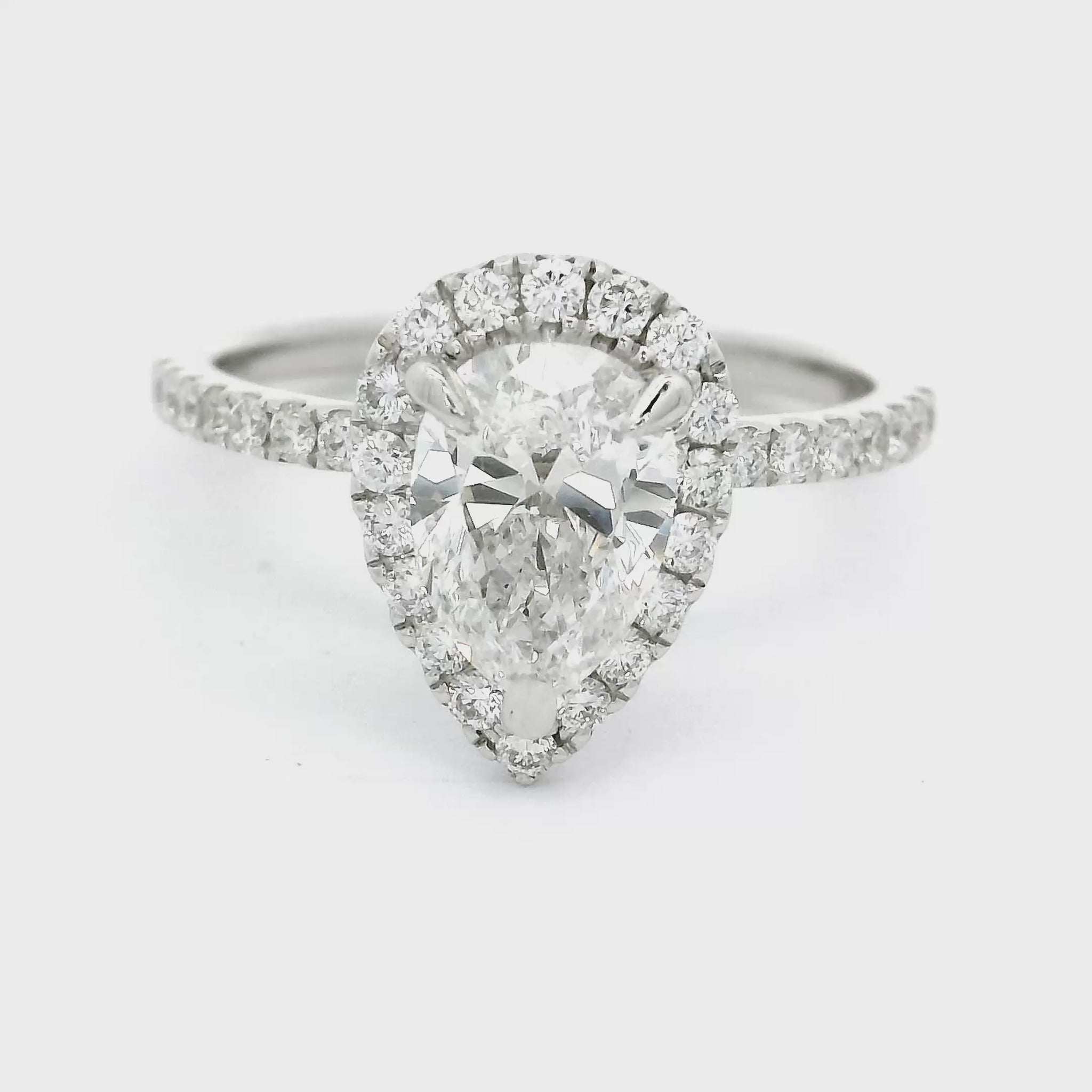 Zeer exclusieve designer Halo Peer ring. 18 karaat witgoud en bezet met 1 peer geslepen diamant van 1.01 crt en 36 briljant geslepen kleinere diamanten. Zeer geschikt als verlovingsring.