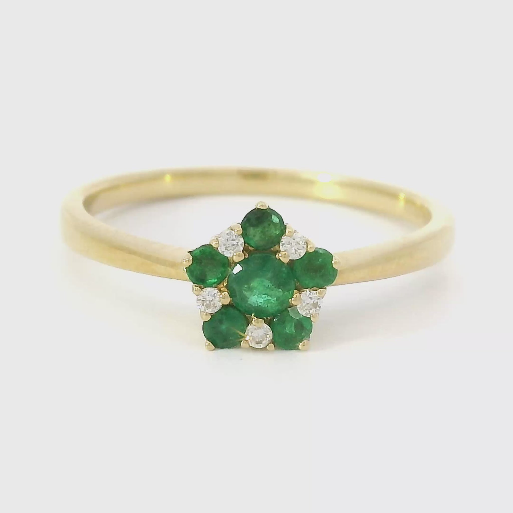 18 karaat geelgouden bloem ring bezet met diamanten en smaragden. Zetting: Ø 7 mm 