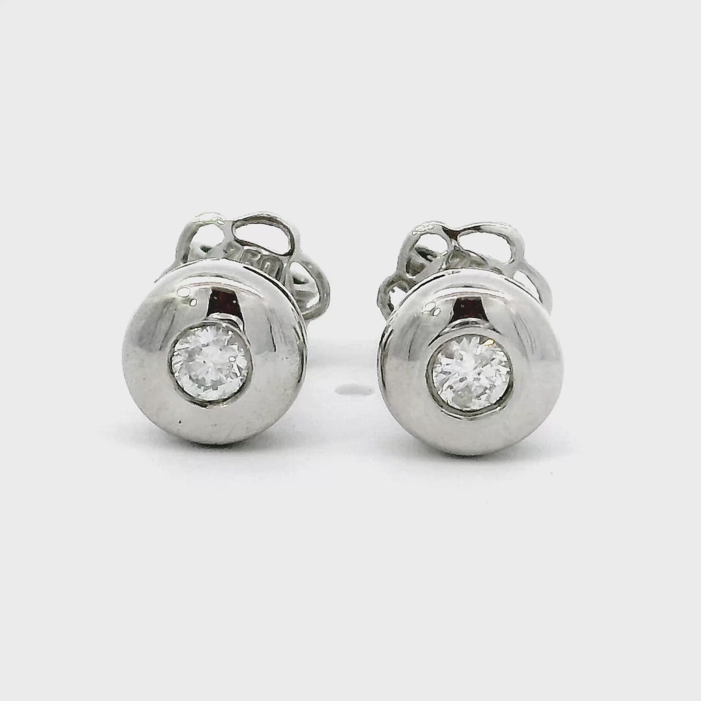 14 karaat witgouden oorbellen met vlindersluiting. Bezet met 2 briljant geslepen diamanten met een totaalgewicht van 0.17 crt. Kleur: Top Wesselton Zuiverheid: SI3 Zetting: 12 mm