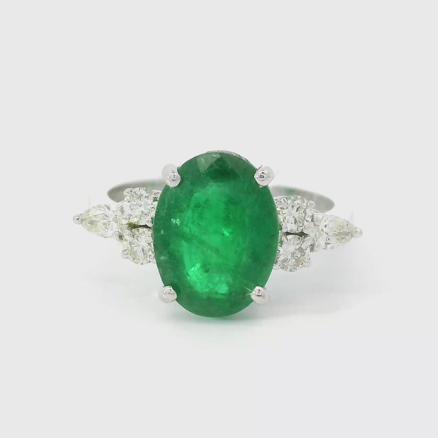 18 karaat wit gouden fantasie trilogie ring van 3.76 gram en 2 tot 3 mm breed. Bezet met 1 ovaal geslepen smaragd van 3.00 crt en 4 briljant geslepen diamanten met een totaalgewicht van 0.20 crt Kleur: G Kwaliteit: SI2 Zetting: 11 x 19 mm. Model: R 10772