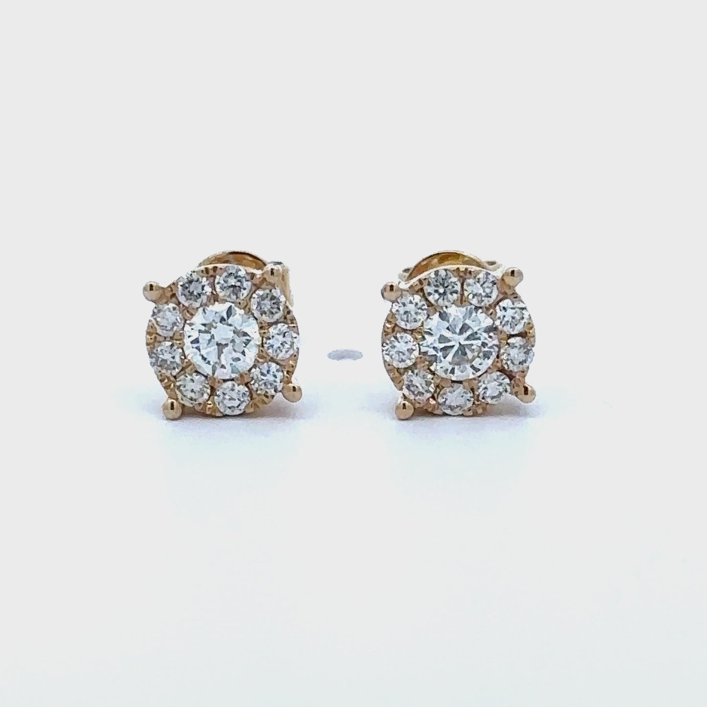 14 karaats geel gouden oorbellen van 1.19 gram. Bezet met 2 briljant geslepen diamanten met een totaalgewicht van 0.30 crt en 18 briljant geslepen diamanten met een totaalgewicht van 0.28 crt. Kleur: Top Wesselton Kwaliteit: VS2 Ø: 8.2 mm