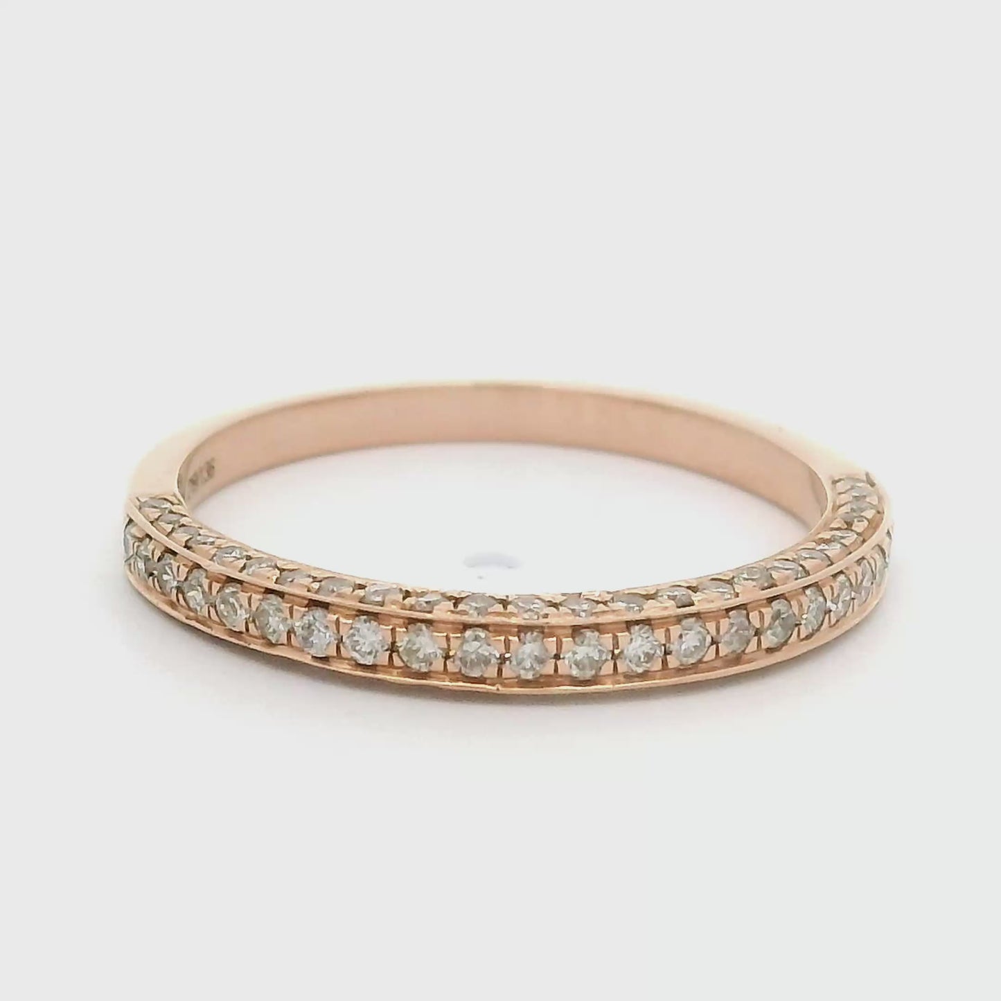 14 karaat rosé gouden rijring van 1.6 gram en 2 m breed. Aan drie zijden bezet met 73 briljant geslepen diamanten met een totaalgewicht van 0.45 crt Kleur: H Kwaliteit: SI Model: R 10781