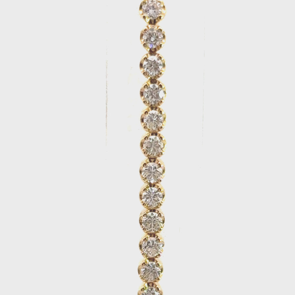 
                      
                        Laad en speel video in Galerijweergave, 18 karaats geel gouden diamanten tennis armband van 8.15 gram. Bezet met 57 briljant geslepen diamanten met een totaalgewicht van 2.93crt. Kleur: G Kwaliteit: VS1 Lengte: 18 cm Breedte: 3.3 mm Dikte: 2.5 mm
                      
                    