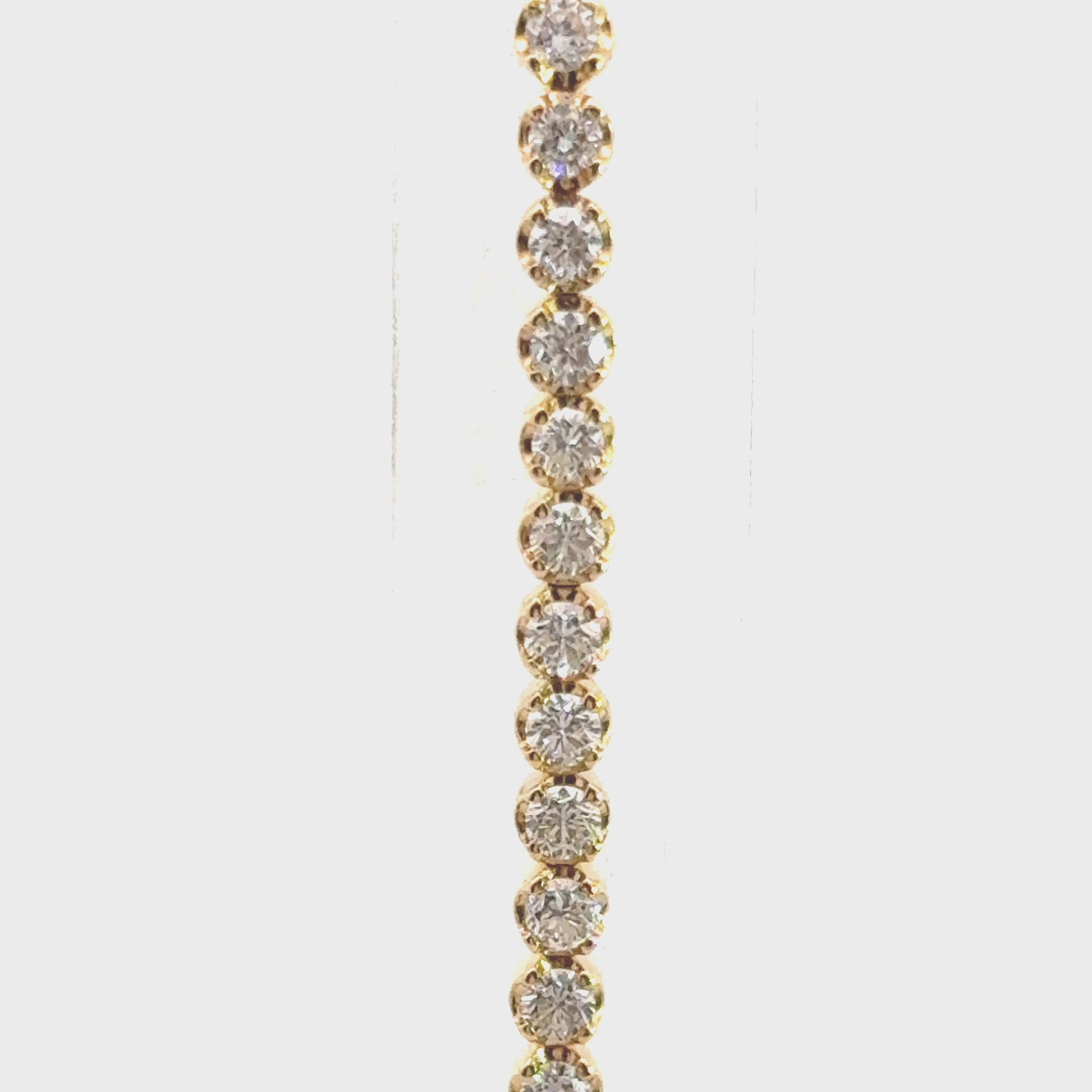 18 karaats geel gouden diamanten tennis armband van 8.15 gram. Bezet met 57 briljant geslepen diamanten met een totaalgewicht van 2.93crt. Kleur: G Kwaliteit: VS1 Lengte: 18 cm Breedte: 3.3 mm Dikte: 2.5 mm