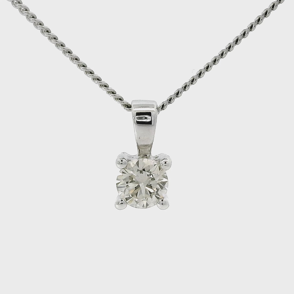 18 karaat wit gouden 4-poots solitair hanger. Bezet met 1 briljant geslepen diamant van 0.30 crt Kleur: H Zuiverheid: SI2 Hanger: 9x5 mm