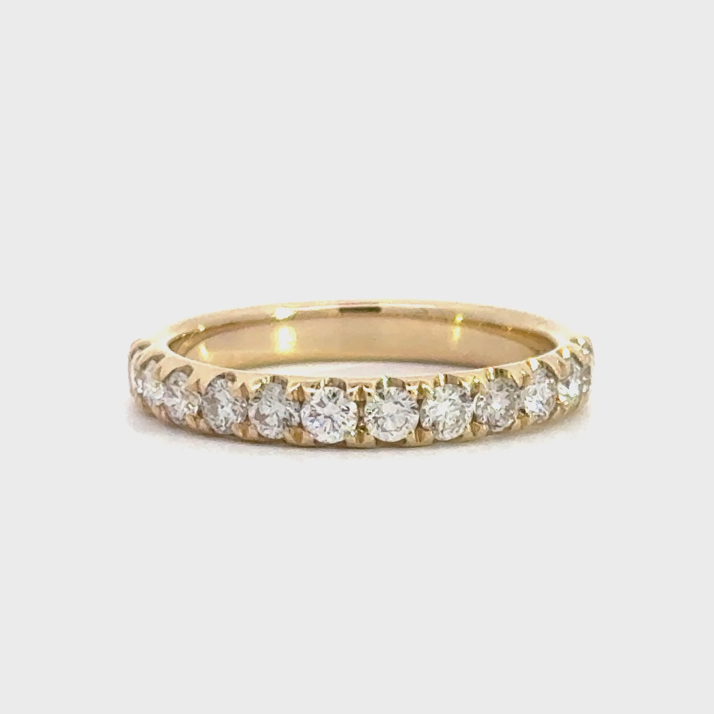 14 karaat geel gouden rijring van 2.74 gram en 3 mm beed. Bezet met 12 briljant geslepen diamanten met een totaalgewicht van 0.73 crt Kleur: Top Wesselton Kwaliteit: VS