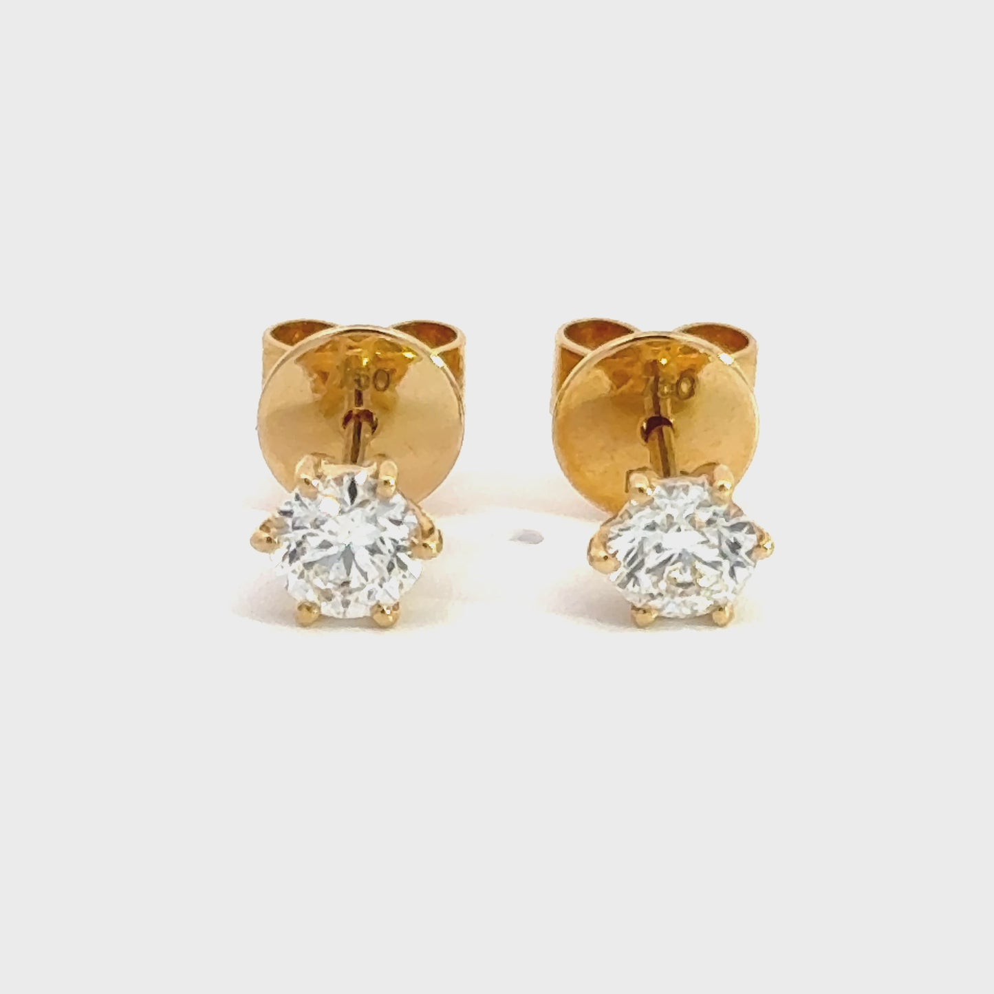 18 karaat geel gouden solitaire oorknoppen. Bezet met 2 briljant geslepen diamanten met een totaalgewicht van 0.60crt met GIA diamant certificaat. Kleur: G Kwaliteit: SI1 Ø: 5.3 mm