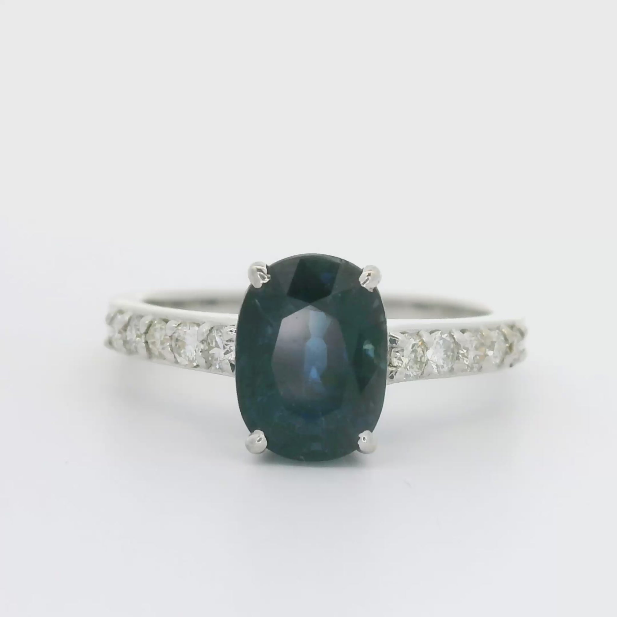 18 karaat witgouden solitair pave ring met een ovale saffier van 1.60 crt en 10 briljant geslepen diamanten met een totaalgewicht van 0.35 crt in de ringband R 10544