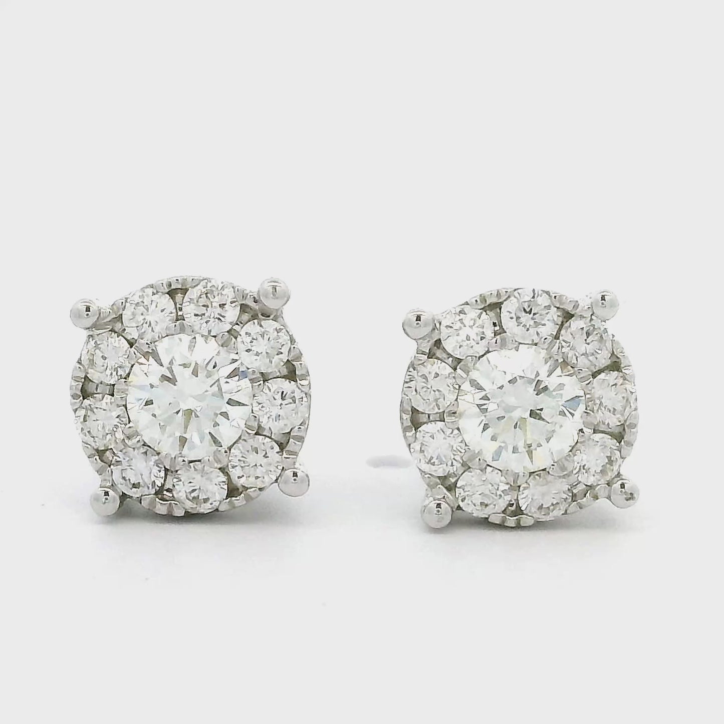 14 karaat witgouden oorstekers met invisible zettingen. De twee middelste grotere diamanten hebben een totaalgewicht van 0.48ct. Om elke middensteen zijn 9 kleinere diamantjes geplaatst, deze hebben een totaalgewicht van 0.41 crt. Alle diamanten hebben Kleur: G en Zuiverheid: VS. De zetting is 13 mm in omtrek. Model: O 4353