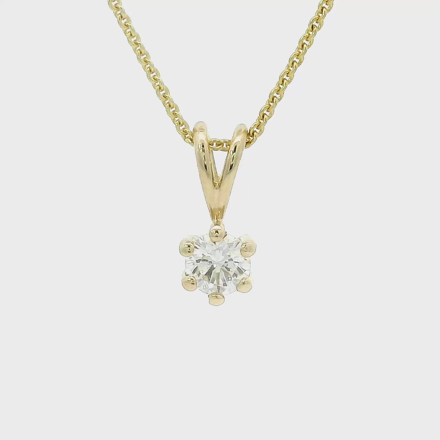 14 karaat geelgouden hanger van 0.37 gram met een 6-pootszetting. Bezet met 1 briljant geslepen diamant van 0.12 crt Kleur: G Zuiverheid: VS1 Hanger: 9 x 3.8mm Zetting: 3.8 mm