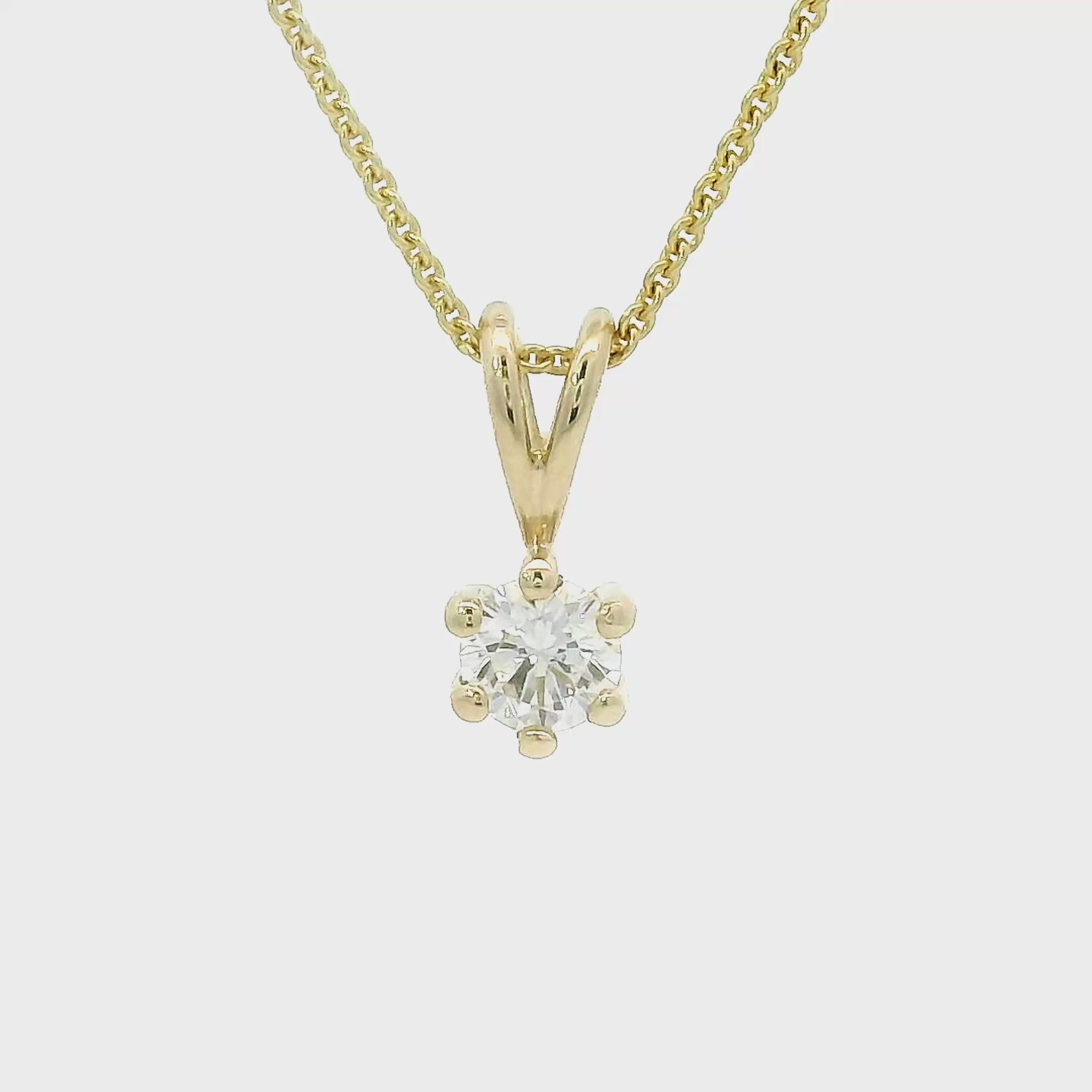 14 karaat geelgouden hanger van 0.37 gram met een 6-pootszetting. Bezet met 1 briljant geslepen diamant van 0.12 crt Kleur: G Zuiverheid: VS1 Hanger: 9 x 3.8mm Zetting: 3.8 mm