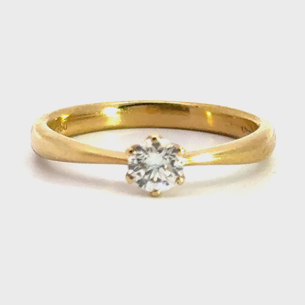 
                      
                        Load and play video in Gallery viewer, 18 karaat geelgouden traditionele solitair verlovingsring van 2.7 gram en 1 tot 3 mm breed. Bezet met 1 briljant geslepen diamant van 0.40 crt. Kleur: F Kwaliteit: VS1 Zetting: Ø 5 mm
                      
                    