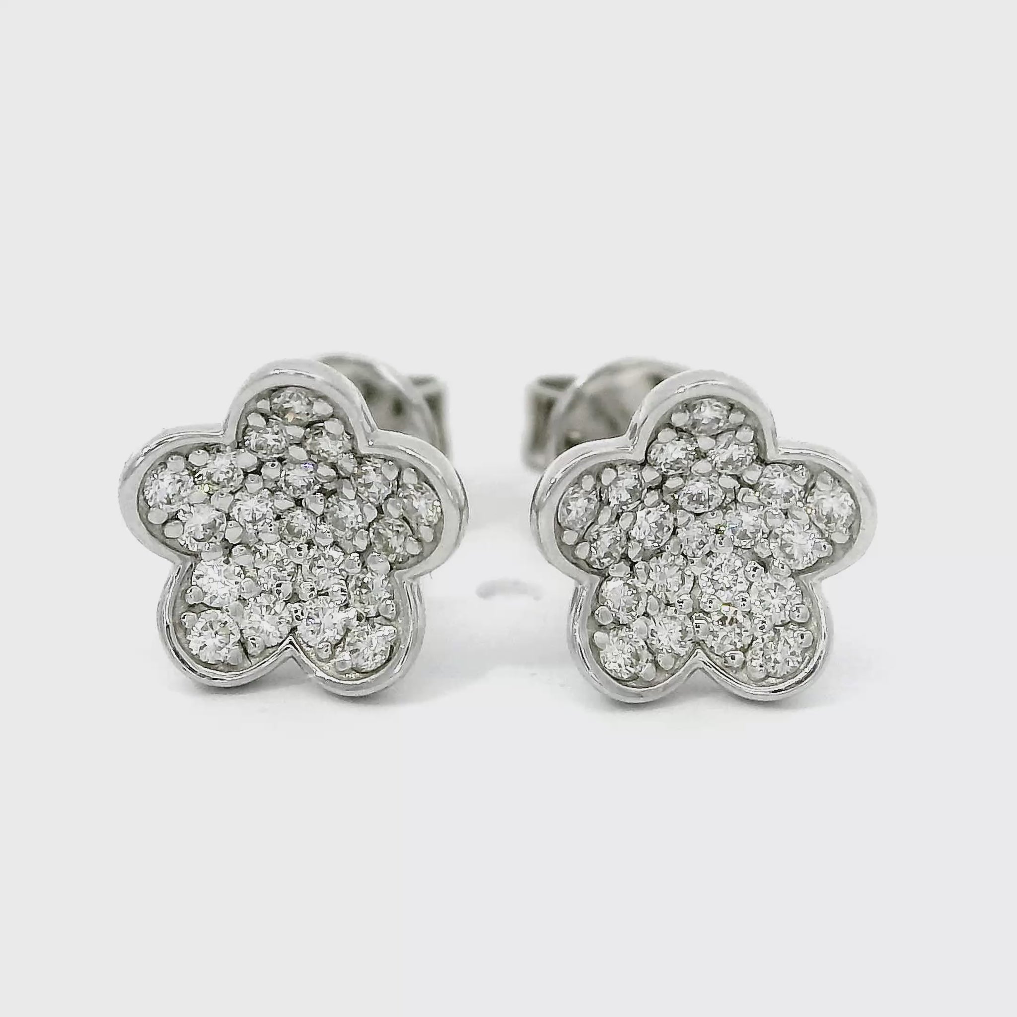 18 karaat witgouden Bloem oorstekers. Bezet met 42 briljant geslepen diamanten met een totaalgewicht van 0.22 crt. Kleur: G Zuiverheid: VS2 Zetting: Ø 7 mm