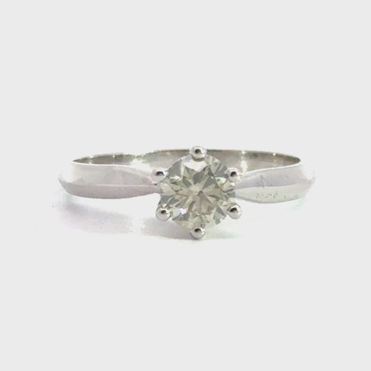 18 karaat witgouden Solitaire ring van 2.4 gram en 1 tot 2 mm breed. Bezet met 1 briljant geslepen diamant van 0.60 crt Kleur: H Kwaliteit: SI Zetting: Ø 6 mm Model:  8893