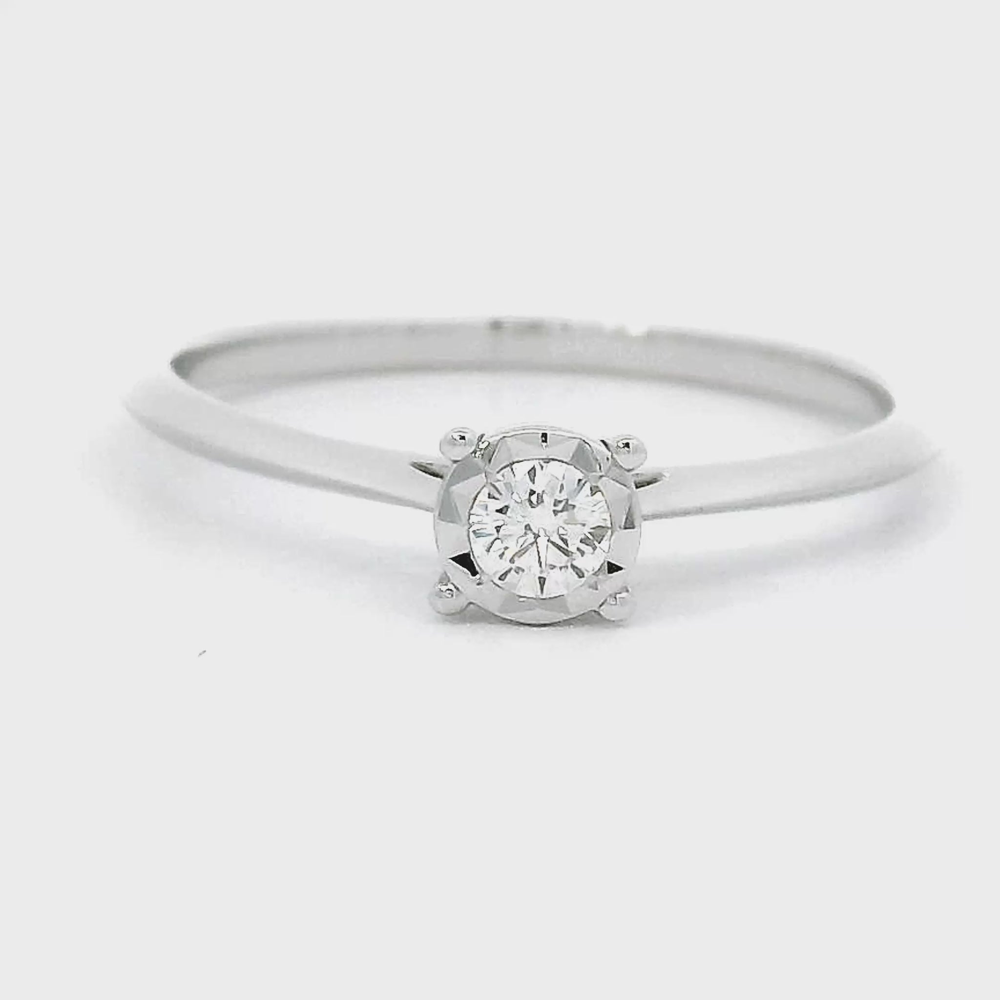 18 karaat witgouden solitatir ring met spiegelchaton. Bezet met 1 briljant geslepen diamant vn 0.11 crt Kleur: G Zuiverheid: VS1 Zetting: 4.5 mm