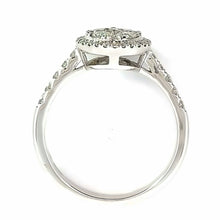 Cargar imagen en el visor de la galería, 18 karaat witgouden ronde Halo ring van 3.31 gram en 3 tot 2 mm breed. Bezet met 4 briljant geslepen diamanten met een totaalgewicht van 0.28 crt en 41 briljant geslepen diamanten met een totaalgewicht van 0.32 crt. Kleur: Top Wesselton Kwaliteit: VS1 Zetting: 10 x 10 mm Model: R 10016
