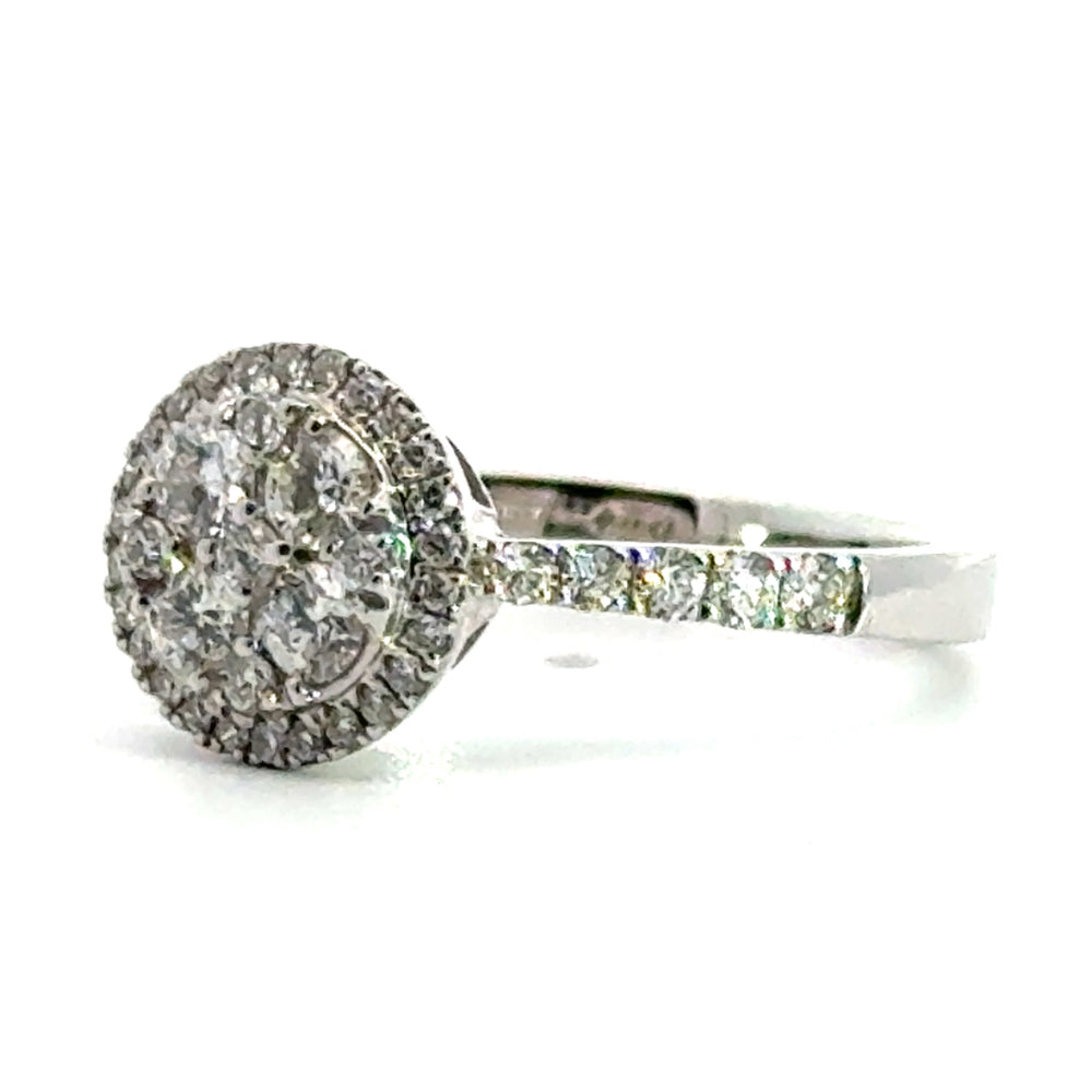 
                      
                        18 karaat witgouden ronde Halo ring van 3.31 gram en 3 tot 2 mm breed. Bezet met 4 briljant geslepen diamanten met een totaalgewicht van 0.28 crt en 41 briljant geslepen diamanten met een totaalgewicht van 0.32 crt. Kleur: Top Wesselton Kwaliteit: VS1 Zetting: 10 x 10 mm Model: R 10016
                      
                    