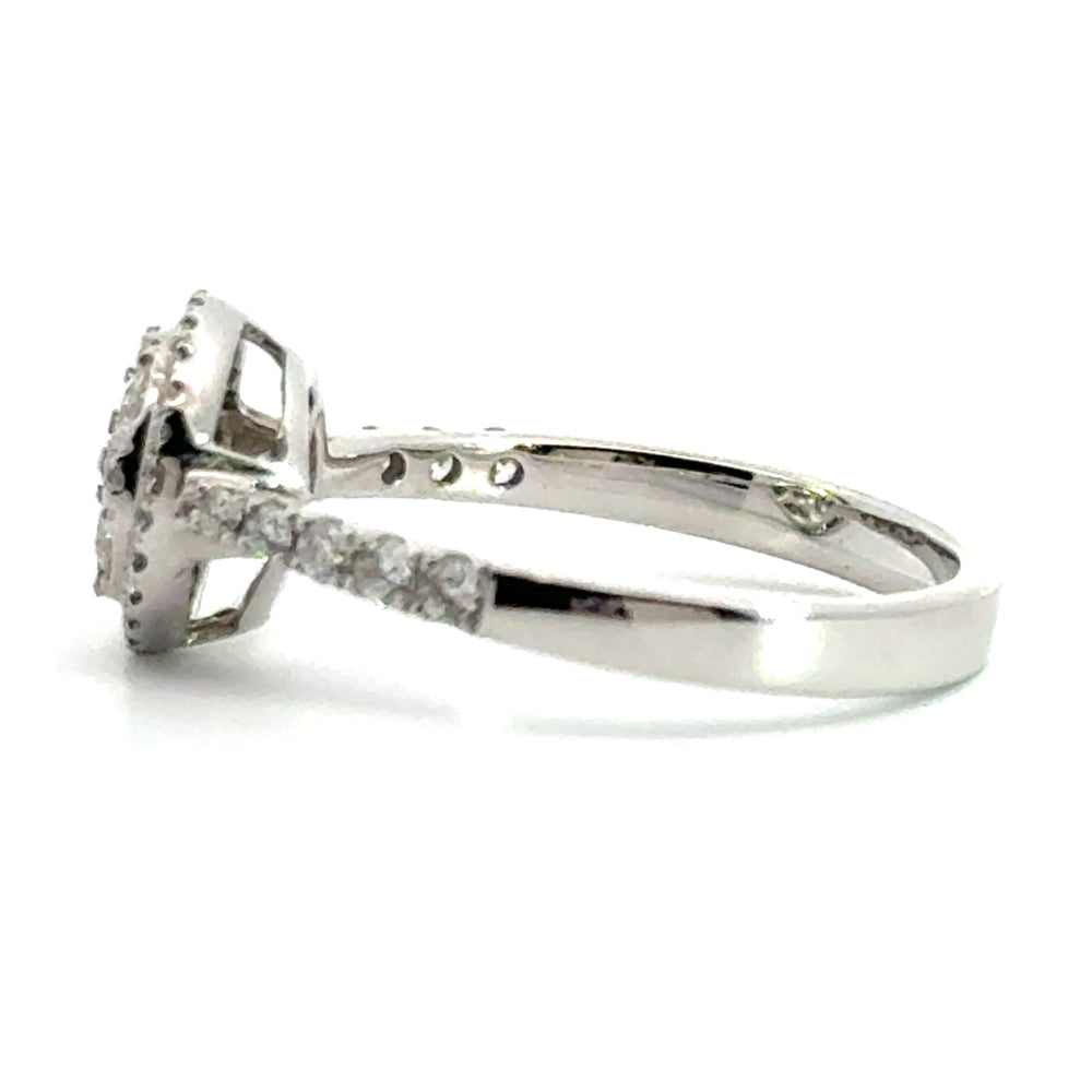 
                      
                        18 karaat witgouden ronde Halo ring van 3.31 gram en 3 tot 2 mm breed. Bezet met 4 briljant geslepen diamanten met een totaalgewicht van 0.28 crt en 41 briljant geslepen diamanten met een totaalgewicht van 0.32 crt. Kleur: Top Wesselton Kwaliteit: VS1 Zetting: 10 x 10 mm Model: R 10016
                      
                    