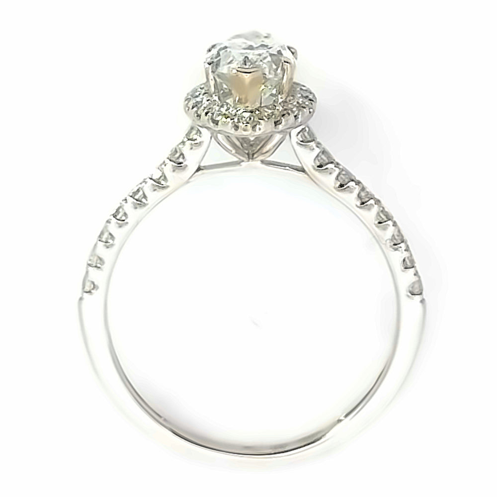 
                      
                        !8 karaat wit gouden Halo rij ring van 2.26 gram en 2 mm breed. Bezet met 1 Ovaal geslepen diamant van 1.15 crt Kleur: E Kwaliteit: P1 en 32 briljant geslepen diamantjes met een totaalgewicht van 0.42 crt Kleur: Top Wesselton Kwaliteit: VS Zetting: 13 x 8 mm Model:R 10043
                      
                    