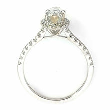 Afbeelding in Gallery-weergave laden, !8 karaat wit gouden Halo rij ring van 2.26 gram en 2 mm breed. Bezet met 1 Ovaal geslepen diamant van 1.15 crt Kleur: E Kwaliteit: P1 en 32 briljant geslepen diamantjes met een totaalgewicht van 0.42 crt Kleur: Top Wesselton Kwaliteit: VS Zetting: 13 x 8 mm Model:R 10043
