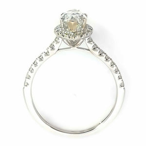 !8 karaat wit gouden Halo rij ring van 2.26 gram en 2 mm breed. Bezet met 1 Ovaal geslepen diamant van 1.15 crt Kleur: E Kwaliteit: P1 en 32 briljant geslepen diamantjes met een totaalgewicht van 0.42 crt Kleur: Top Wesselton Kwaliteit: VS Zetting: 13 x 8 mm Model:R 10043