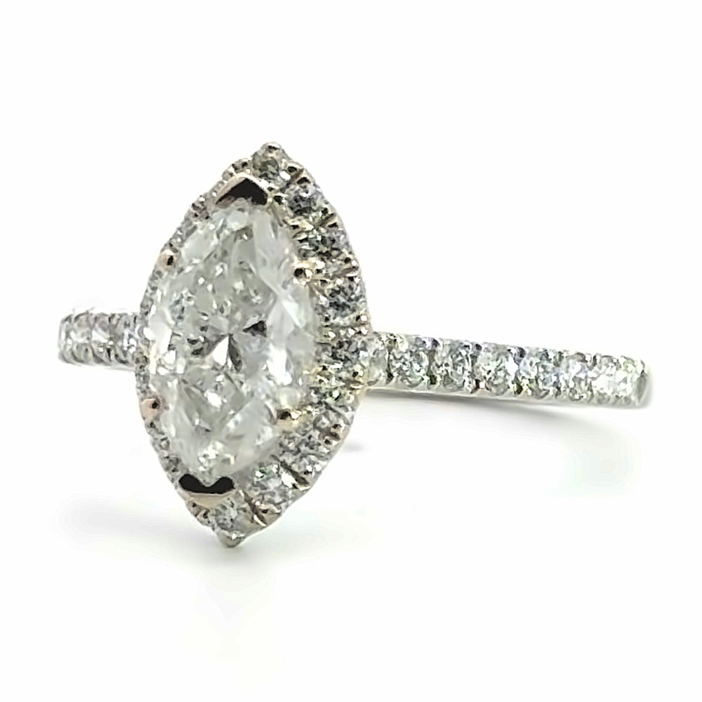
                      
                        !8 karaat wit gouden Halo rij ring van 2.26 gram en 2 mm breed. Bezet met 1 Ovaal geslepen diamant van 1.15 crt Kleur: E Kwaliteit: P1 en 32 briljant geslepen diamantjes met een totaalgewicht van 0.42 crt Kleur: Top Wesselton Kwaliteit: VS Zetting: 13 x 8 mm Model:R 10043
                      
                    
