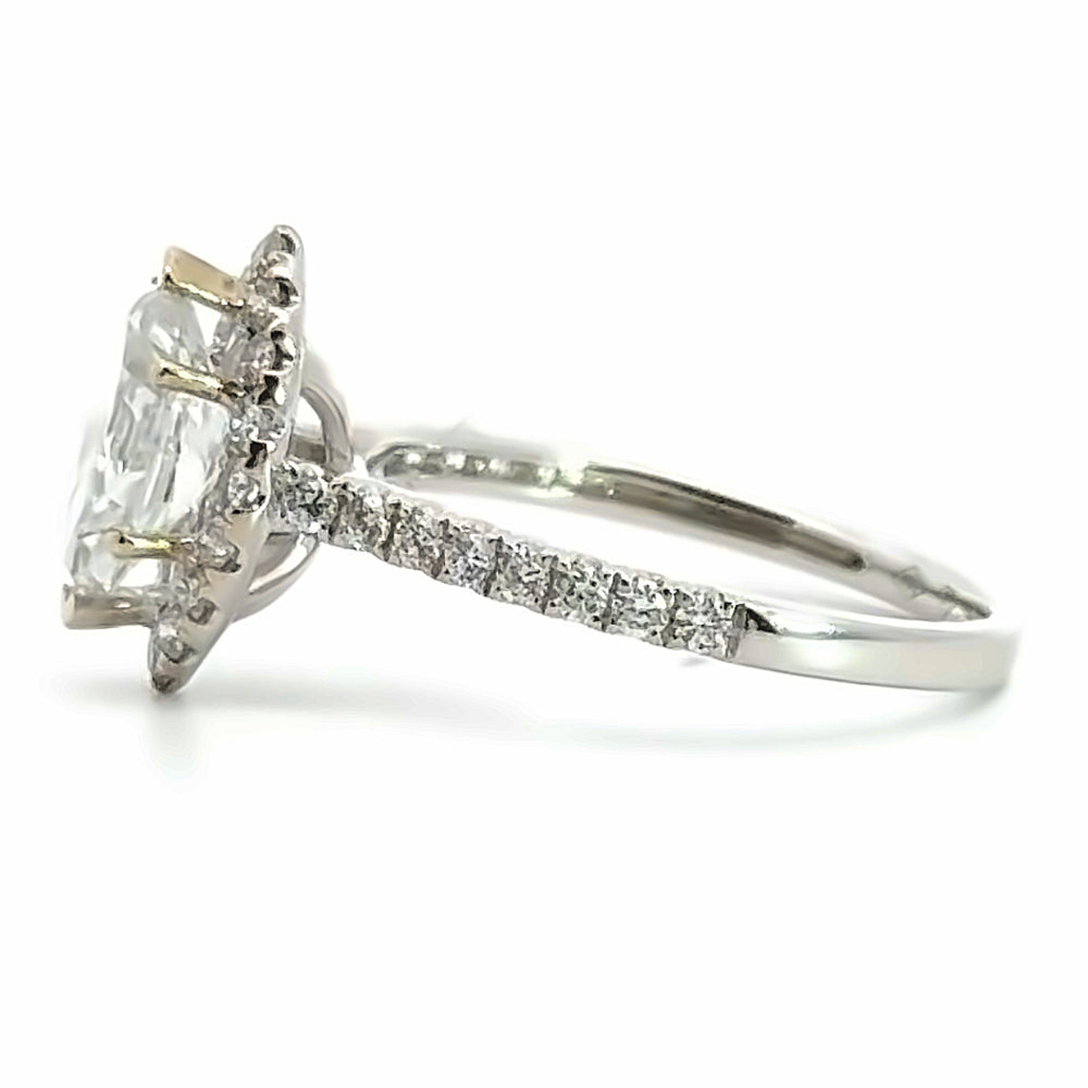 
                      
                        !8 karaat wit gouden Halo rij ring van 2.26 gram en 2 mm breed. Bezet met 1 Ovaal geslepen diamant van 1.15 crt Kleur: E Kwaliteit: P1 en 32 briljant geslepen diamantjes met een totaalgewicht van 0.42 crt Kleur: Top Wesselton Kwaliteit: VS Zetting: 13 x 8 mm Model:R 10043
                      
                    