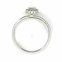 Afbeelding in Gallery-weergave laden, 18 karaat witgouden Halo rij ring van 2.76 gram en 2 mm breed. Bezet met 1 ovaal geslepen diamant van 0.31 crt en 24 briljant geslepen diamanten met een totaalgewicht van 0.32 crt Kleur: Top Wesselton Kwaliteit: VS Zetting: 8 x 7 mm Model: R 10047
